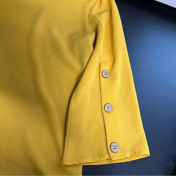 Women’s Medium Yellow V Neck Asymmetrical Hem Blouse Buttons Crepe Coquette Boho - Picture 10 of 13